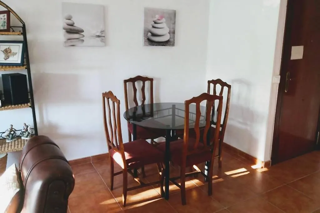Apartamento De Tres Habitaciones En Malaga Carranque