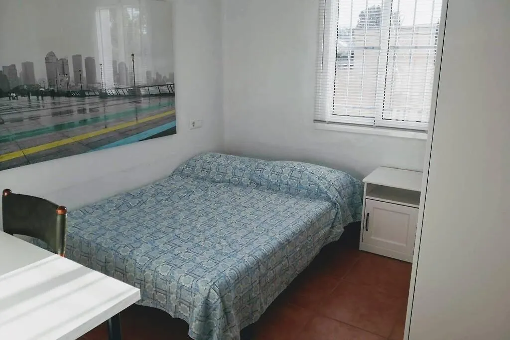 Apartamento De Tres Habitaciones En Malaga Carranque